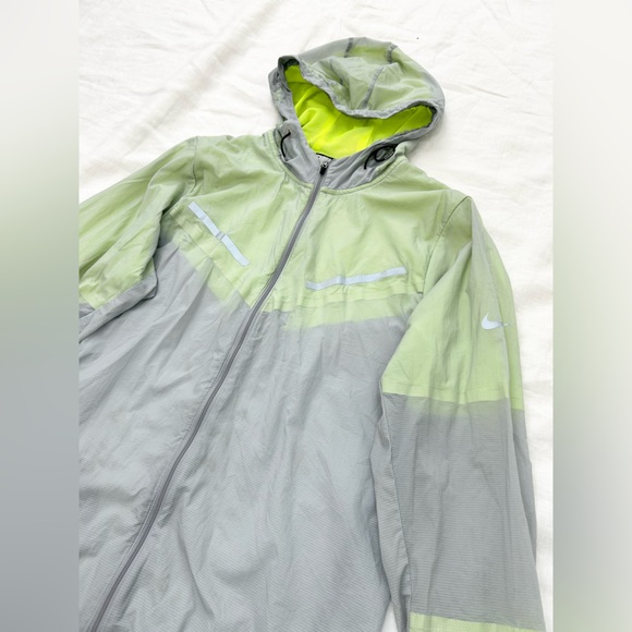 Nike Men's Cyclone Light Weight Jacket Running Hoodie Packable Grey/Green - Picture 4 of 13